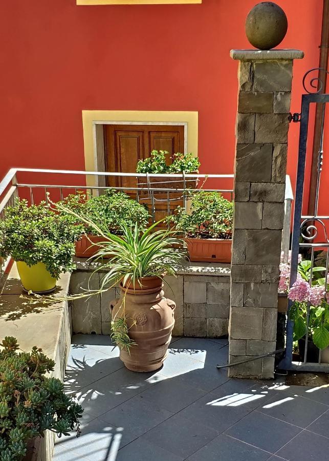Отель Pietra Di Mare Biassa Экстерьер фото