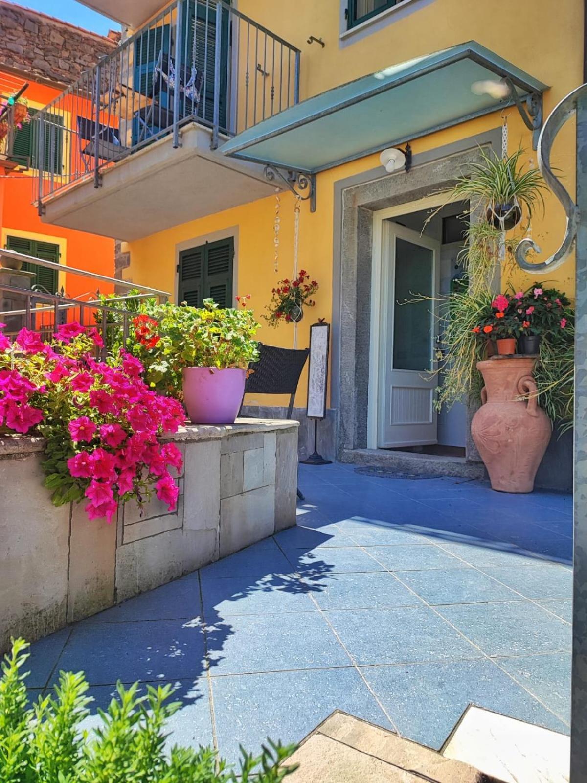 Отель Pietra Di Mare Biassa Экстерьер фото