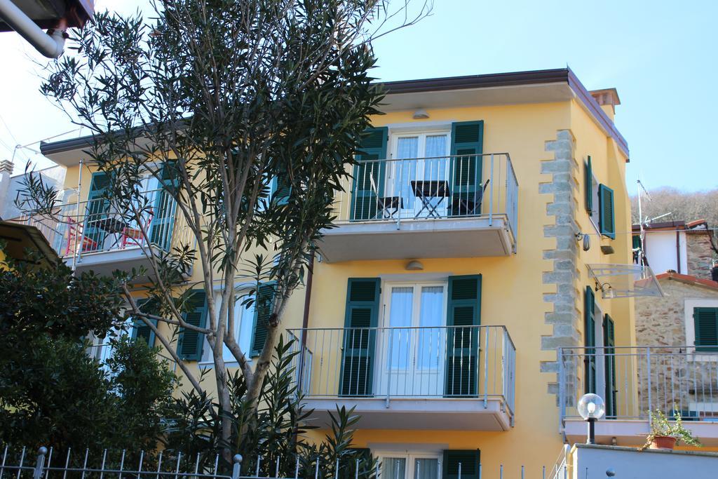 Отель Pietra Di Mare Biassa Экстерьер фото