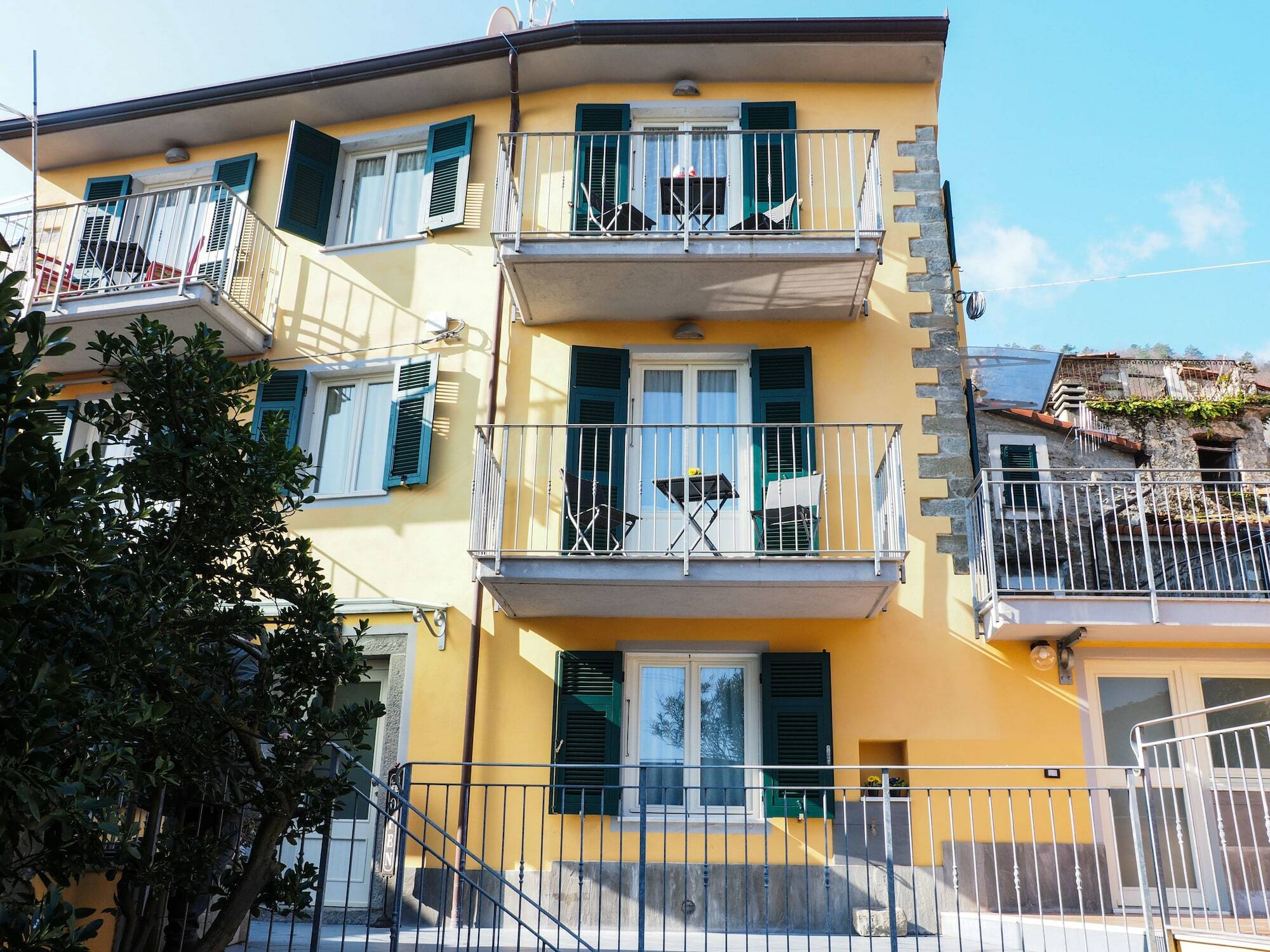 Отель Pietra Di Mare Biassa Экстерьер фото